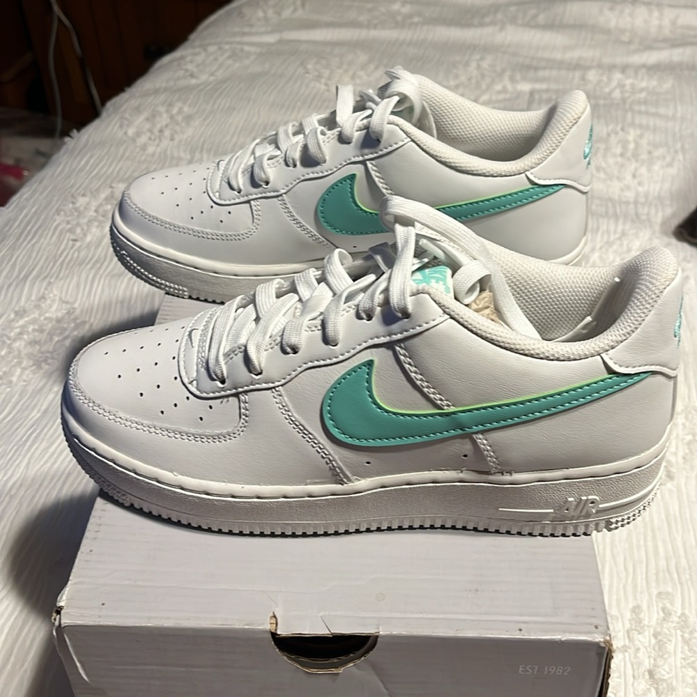New! Nike Air Force 1 White Emerald Rise - Picture 2 of 8
